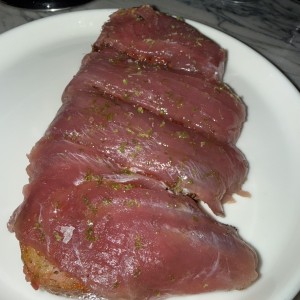 Tostada de atun rojo sobre pan de masa madre