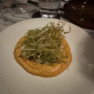 Puerro sobre cama de romesco