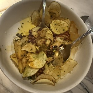Pulpo con huevos rotos