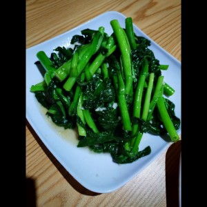 Hoja de mostaza salteada con ajo