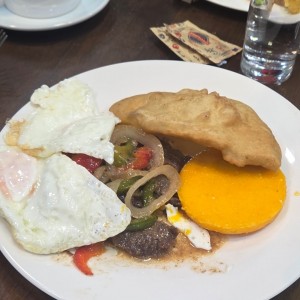 Desayunos - Bistec Encebollado a caballo