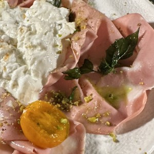 ANTIPASTI - Burrata e mortadella