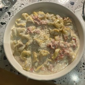 Tortellini con prosciutto en salsa corta