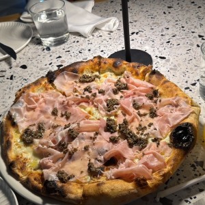 Pizza con trufa y jamon cocido