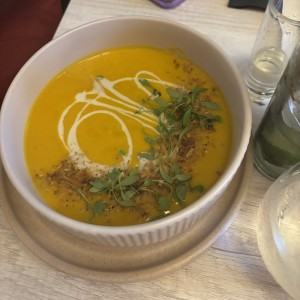 Crema de zapallo y coco tostado