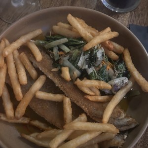 Pescado con papas fritas