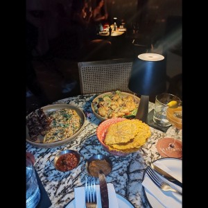 Fideos con carne, patacones y ensalada de camarones
