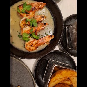 Langostinos al ajillo y papas western