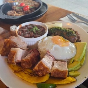 bandeja paisa con carne molida