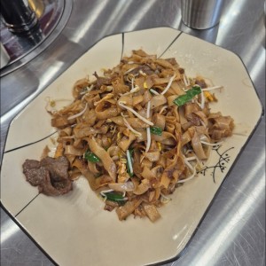 Fideos salteados con carne