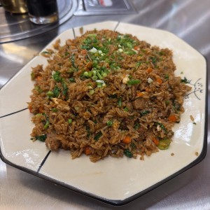 Arroz frito de carne con hoja de mostaza 