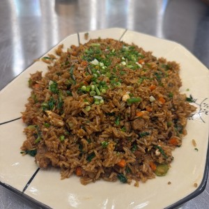 Arroz frito de carbe con hoja de mostaza
