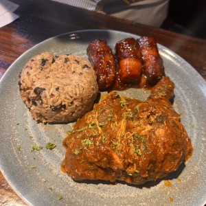 Pollo C3 con arroz con coco y frijoles. 