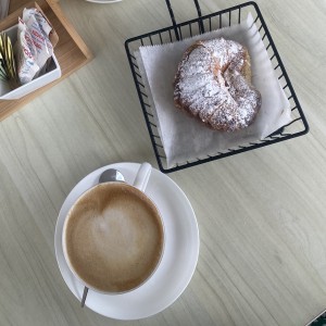 Medialuna rellena de nutella y capuccino