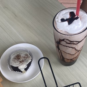 Frappe de chocolate y alfajor de capuccino