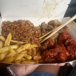 Arriz frito oscuro, papas fritas, carne mongolia y costillas de cerdo agridulce