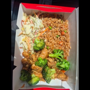 Pollo Teriyaki, arroz frito, brocoli, ensalada de repollo