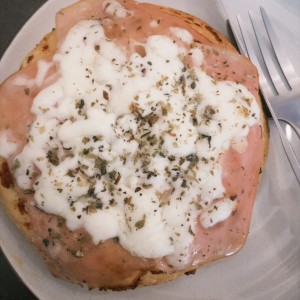 Pizza con jamon, mozzarella y oregano