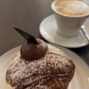brioche al cioccolato e cappucino al pistacchio