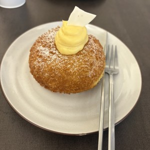 Bomba con crema pastelera 