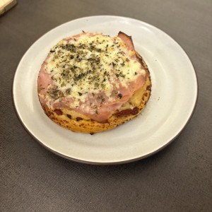 Pizzeta de jamon cocido