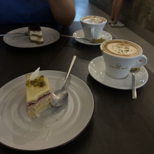 Tiramisu, postre de frambuesa con pistacho con capuchino de pistacho