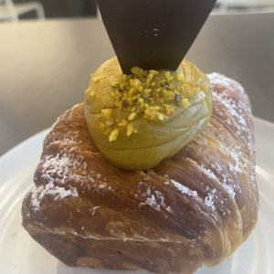 Corneto relleno de pistacho 