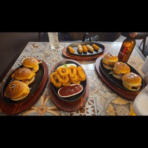 Mini hamburguesas, coquetas y aros de calamar