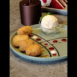 Banana frito y helado 