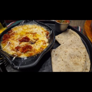 Queso Fundido con Chorizo
