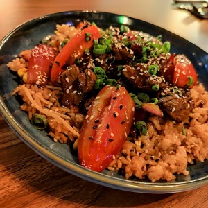 Yakimeshi con saltado lomo