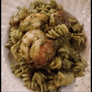 Fusili al pesto con camarones
