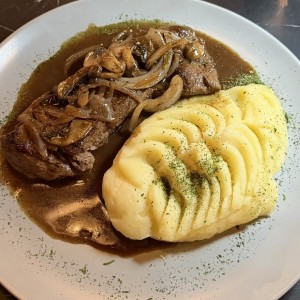 Filete de Carne en salsa de hongos con pure