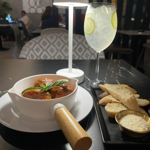 Albondigas y gin tonic