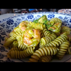pesto con camarones