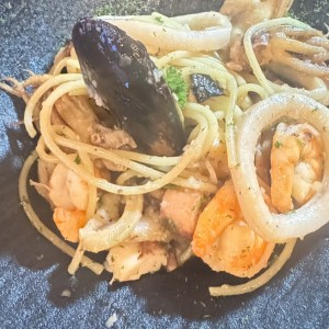 Spaguetti al oleo con mariscos frute del mare