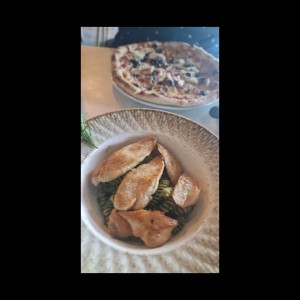 Pasta de pollo al pesto y pizza de aceitunas negras.