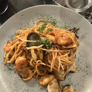 Pasta fruto di mare en salsa roja