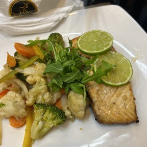 Salmon al grill con vegetales