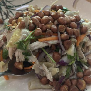 Pollo con vegetales y maní