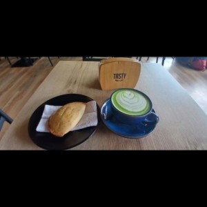 Matcha latte y empanada de pollo bufalo