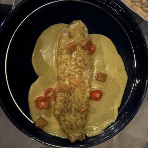 Filete de corvina con salsa de coco y curry