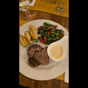 Res, papas y ensalada con salsa de queso azul