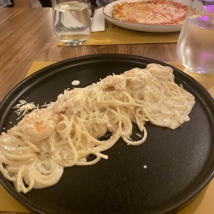 Spaguetti con camarones en salsa blanca