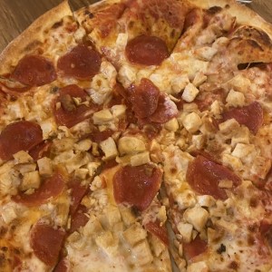 Pizza con pollo y peperoni