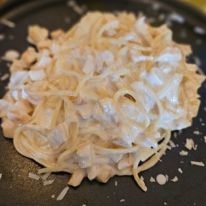 spaguetti Alfredo y pollo