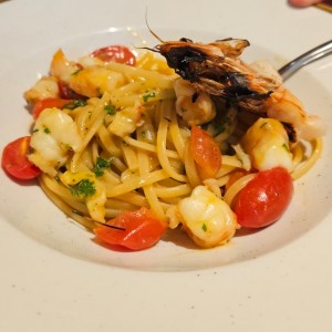 Spaguetti alioli con langostinos
