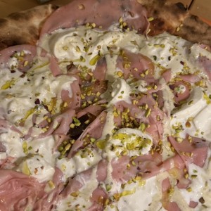 Pizza mortadelan con burrata 