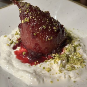 Pera al vino rosso con crema de mascarpone y pistacchio