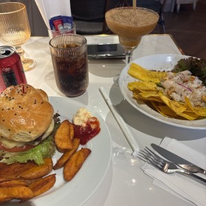 Hambuguersa carolina y ceviche peruano 